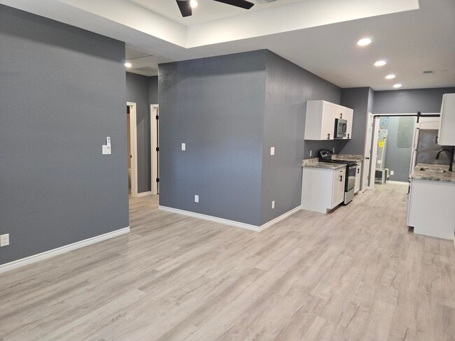 Building Photo - 409 S Steen Dr