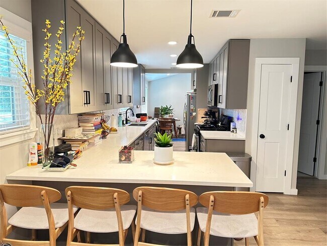 Foto del edificio - 3103 Locke Ln