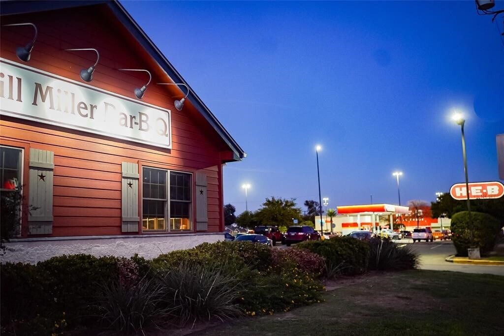 Foto principal - 2715 Monterey St
