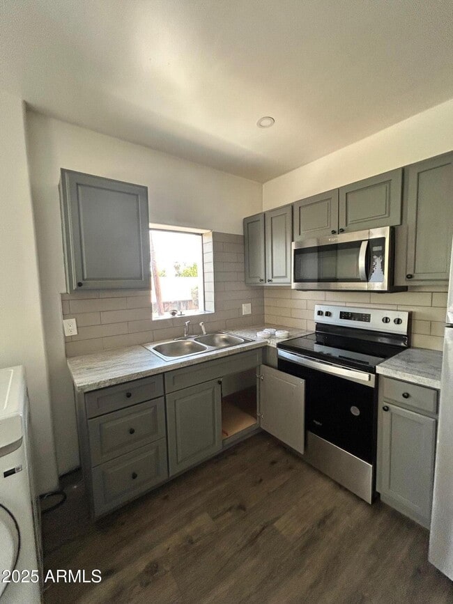 Foto del edificio - 5910 West Myrtle Ave