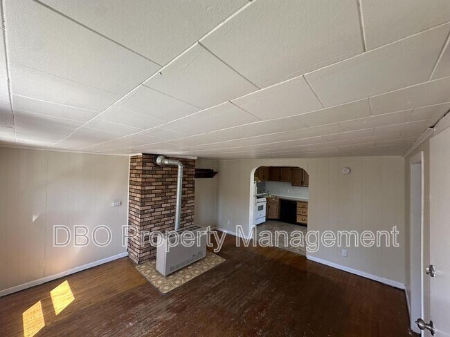 Building Photo - 686 3rd Ave