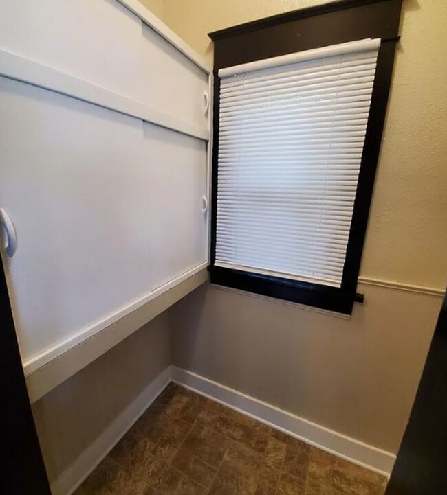 Building Photo - 2 Bedroom Home with Detached Garage, Fenced Yard + Pet Friendly!