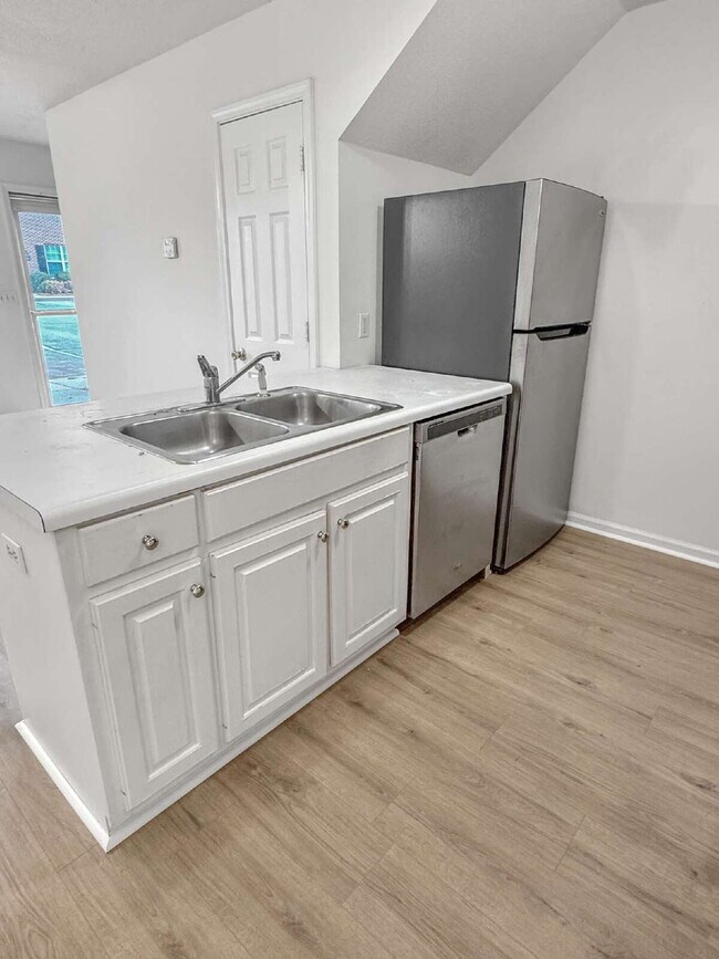 Foto del edificio - Beautiful End-Unit Townhome Available Immediately