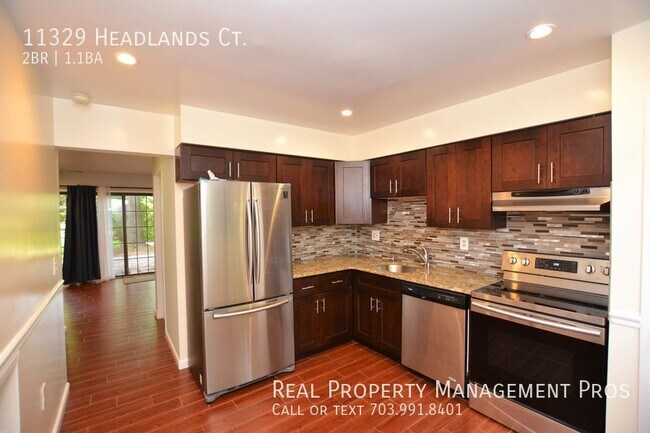 Building Photo - Updated End Unit Townhome for Rent-Walk to...