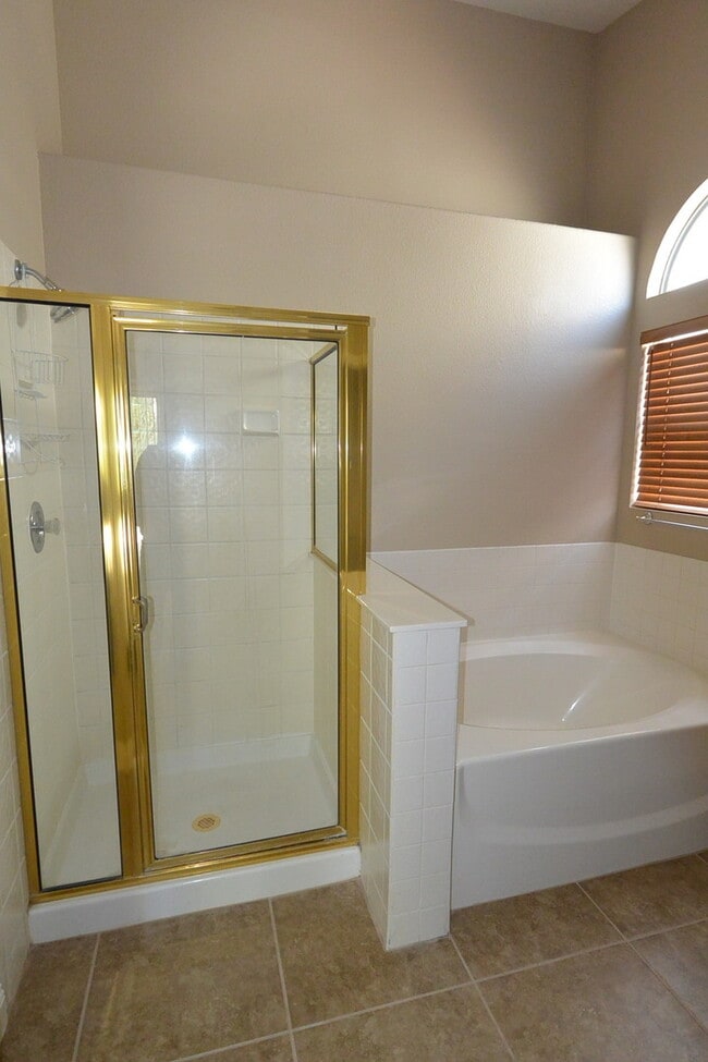 Building Photo - SINGLE STORY 3 BED 2 BATH 3 CAR GARAGE IN ...