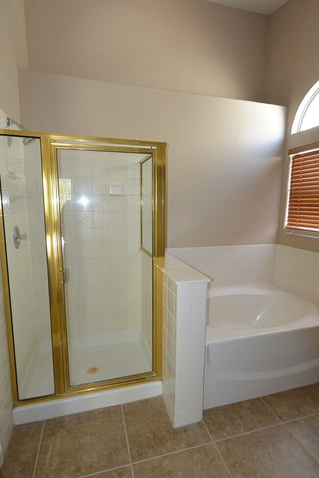 Foto del edificio - SINGLE STORY 3 BED 2 BATH 3 CAR GARAGE IN ...