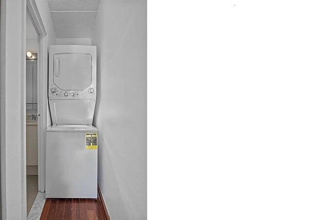 Foto del edificio - Stunning 1-Bedroom Condo Available Now