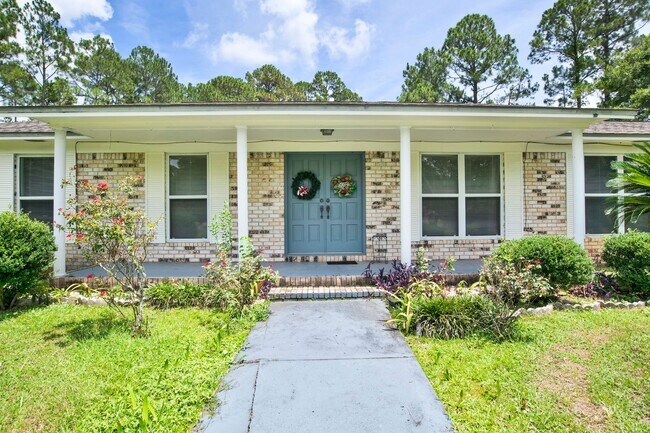 Building Photo - 3 Bedroom/2.5 Bathroom Home on Large 1.5-a...