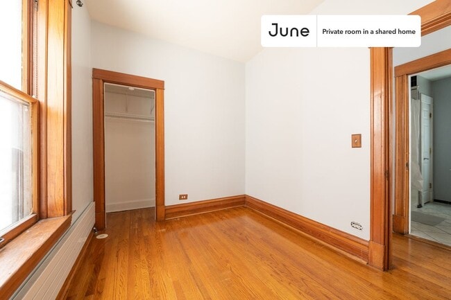 Building Photo - Private bedroom in 3 bed/1 bath Home