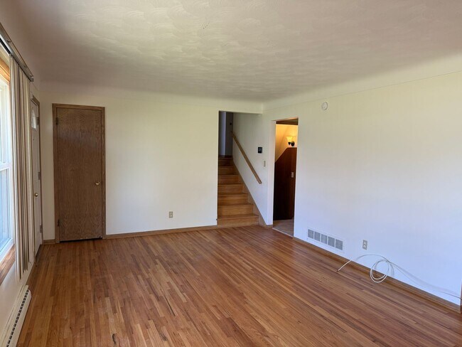 Foto del edificio - Comfortable, Updated Home in the Heart of Roseville. Avail NOW. *In-Unit Laundry*