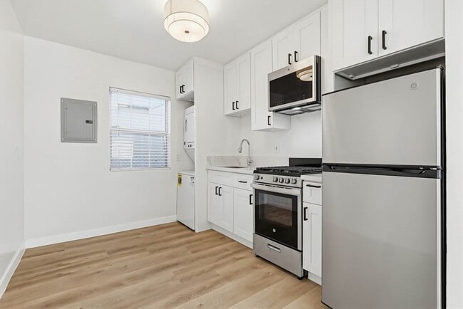 Building Photo - 2425 S Ridgeley Dr