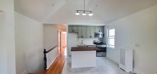 Building Photo - 527 E 40th St