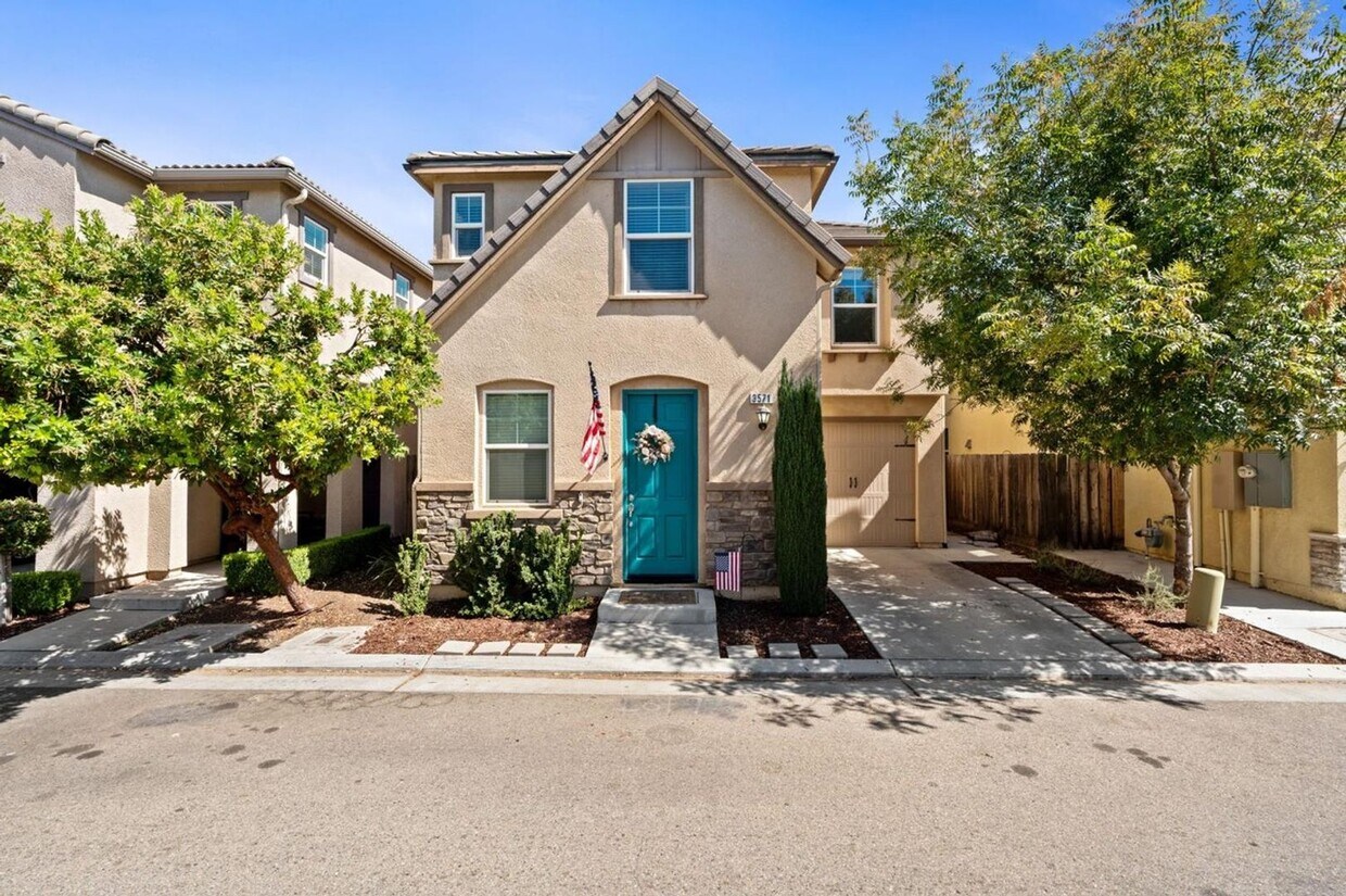 Foto principal - $2,090 Barstow & De Wolf, 3 Bedroom House ...