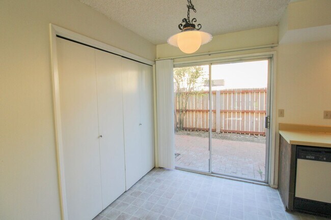 Foto del edificio - 2 Bedroom Townhouse Style Apartment with Private Fenced Patio