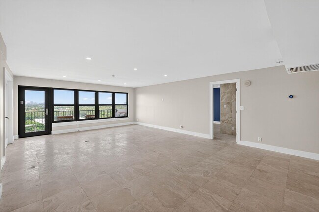Foto del edificio - 3200 Port Royale Dr N