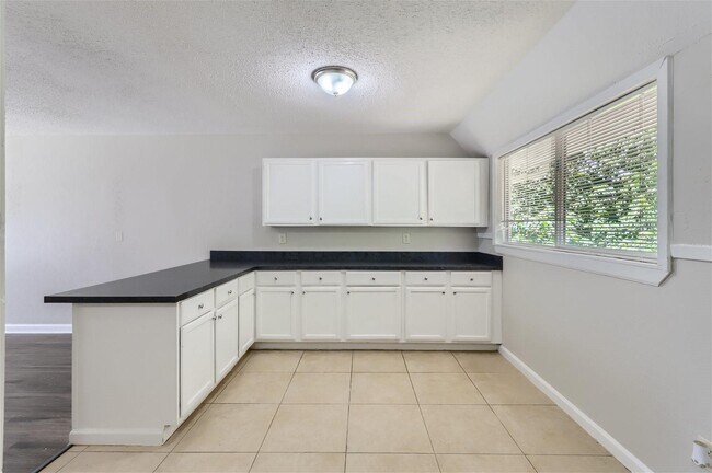 Building Photo - 917 Montclair Drive