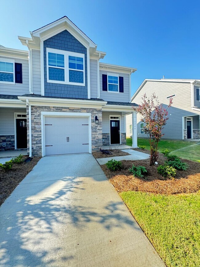 Building Photo - New 3bed/2.5ba Townhome in Huntersville cl...