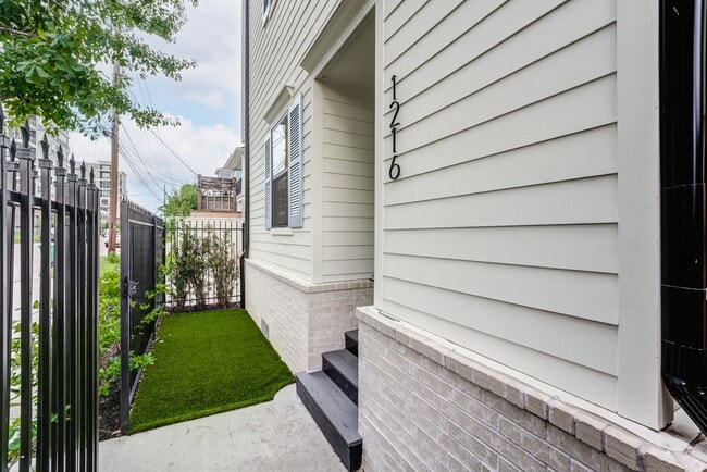 Building Photo - 1216 W 23rd St