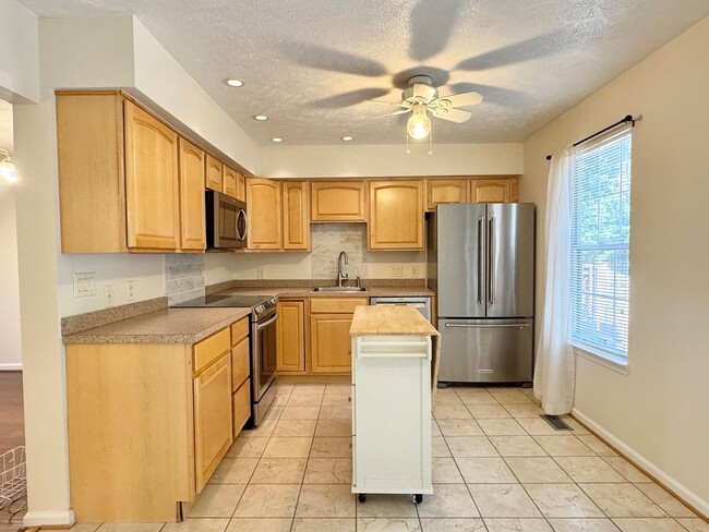 Building Photo - Bright Townhouse with Finished Basement, F...