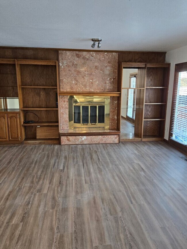 Building Photo - Newly Updated 4 Bedroom East Anchorage Home!