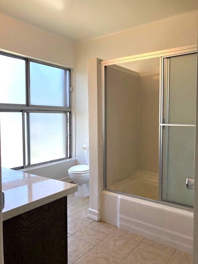 Large master bath - 11168 Acama St