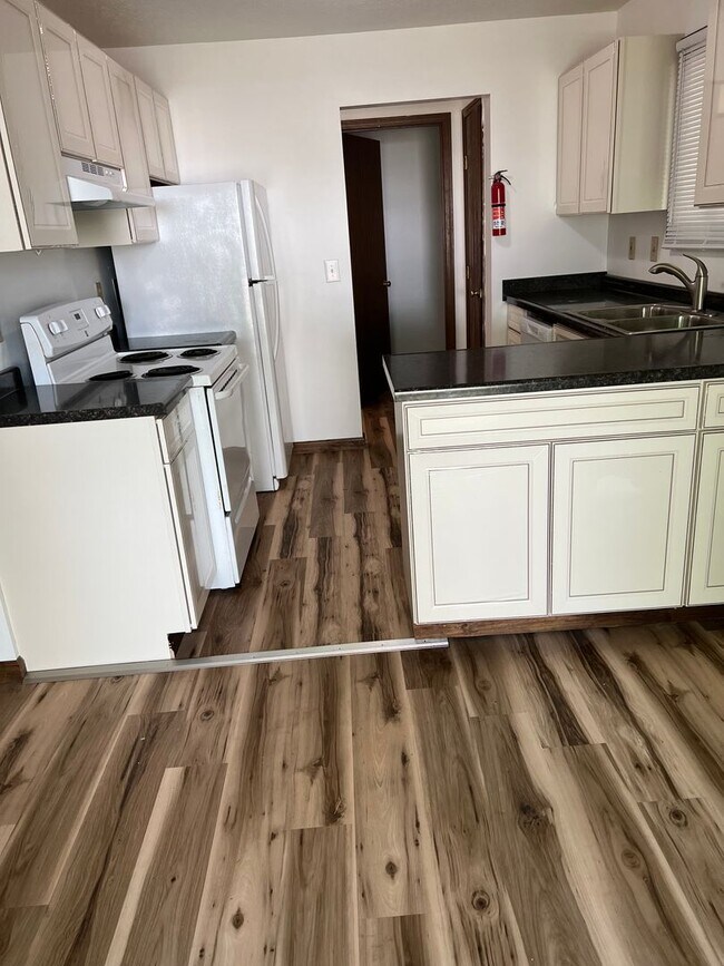 Foto del edificio - 4 Bedroom, 1.5 Bathroom Duplex on Blooming...