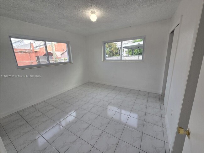 Foto del edificio - 882 NW 26th Ave