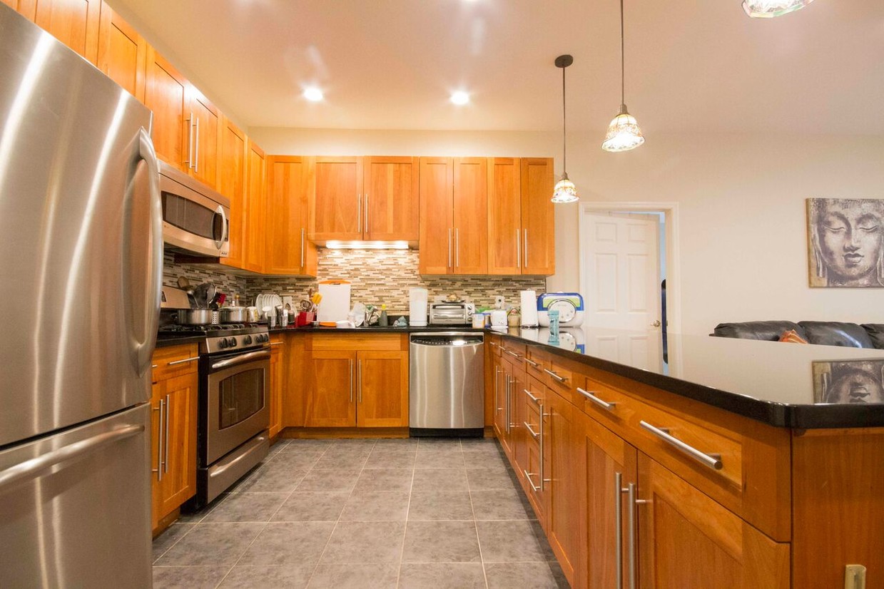 Foto principal - 1200 Grand St