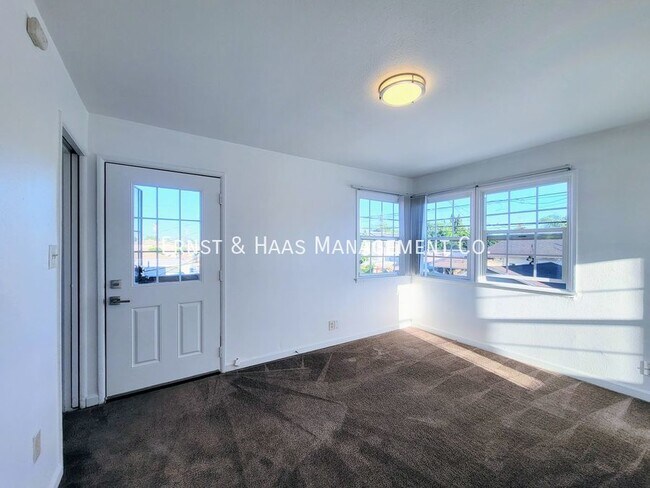 Foto del edificio - Charming 2 Bedroom Upper Level Rear Duplex...