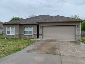 Building Photo - 1604 Prier Ln