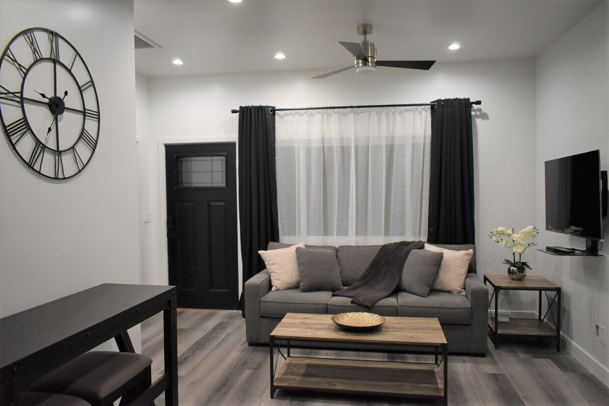 Ventanas grandes - 17556 Chase St