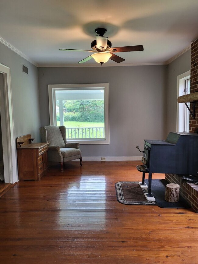 Building Photo - Farm house in Mt Holly