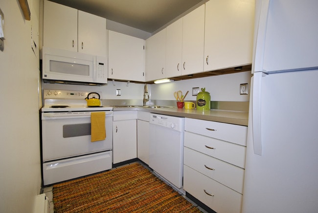 Building Photo - Carriage House Apartments