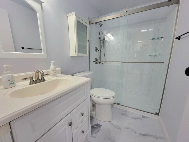 Foto del edificio - ALL NEW Poulsbo Waterfront Condo, all util...