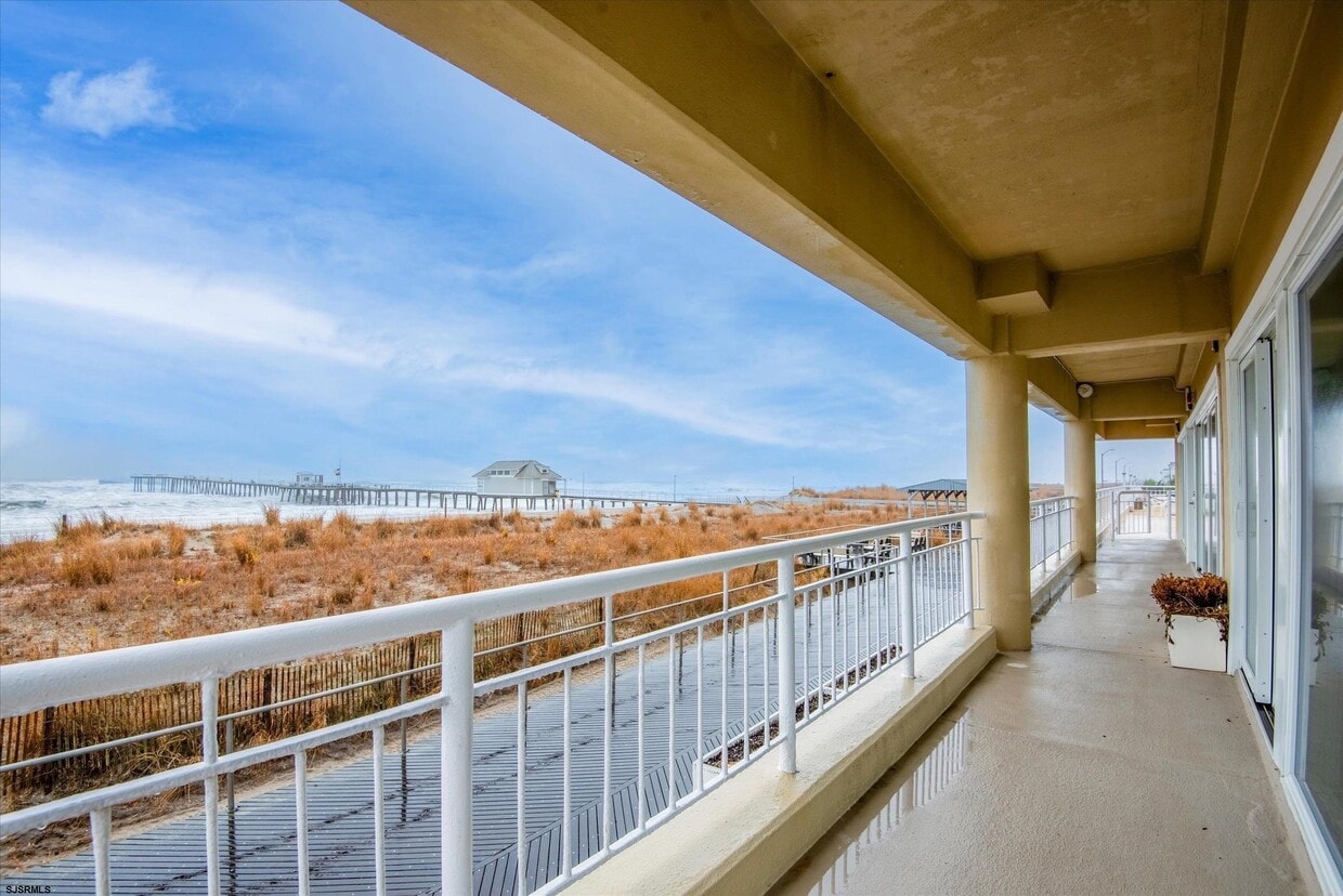 Primary Photo - 6100 Boardwalk