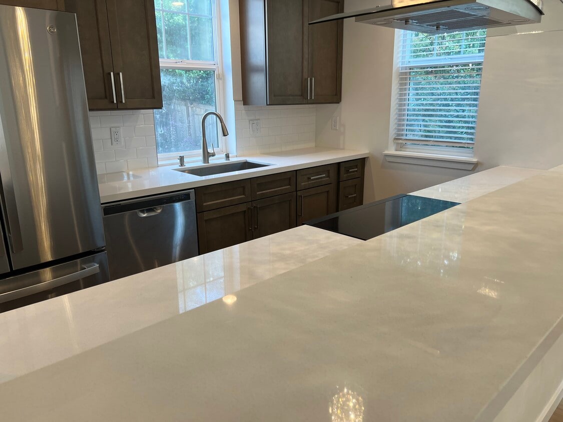 Foto principal - 5621 Fauntleroy Way SW
