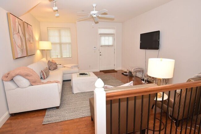 Foto del edificio - 3 bedroom 2 bath Ivy Quad Townhouse for lease