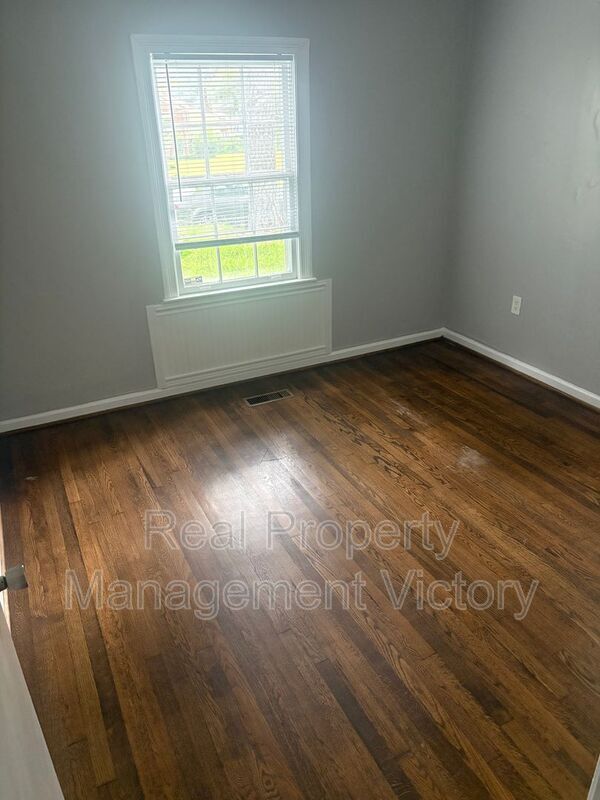 Building Photo - 205 Pinewood Ave