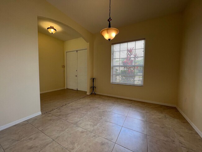 Foto del edificio - 3 BEDROOM, 2 BATH HOME IN THE GATED COMMUNITY OF LAKE FOREST