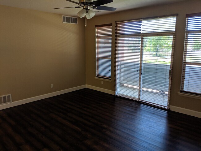 Building Photo - Beautiful Ground Floor Condo, Steps From Light Rail - Close to Fitzsimmons/DIA