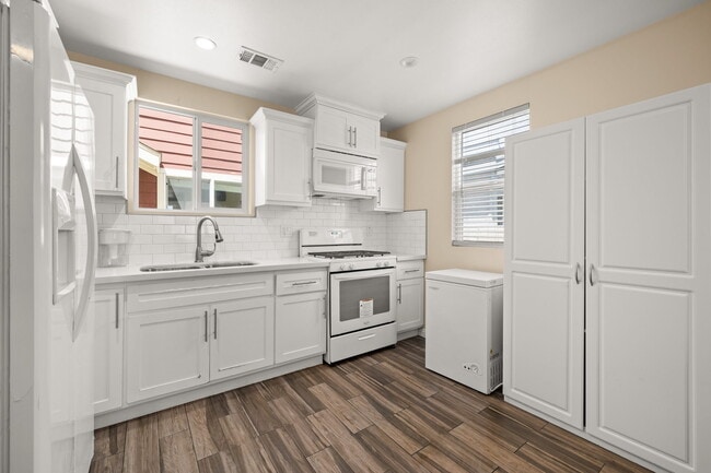 Building Photo - 1327 W 37th Pl