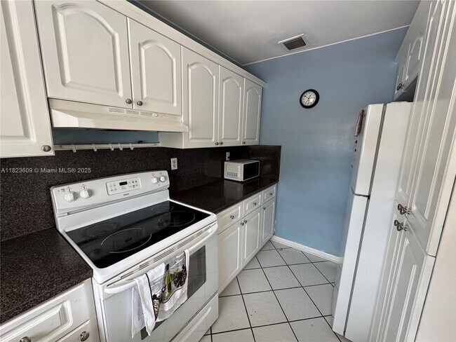 Foto del edificio - 13846 Kendale Lakes Dr