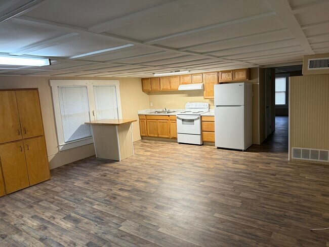 Building Photo - 606 Whiting Ave