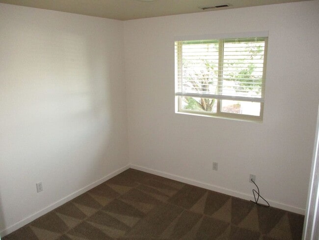 Building Photo - 120-1