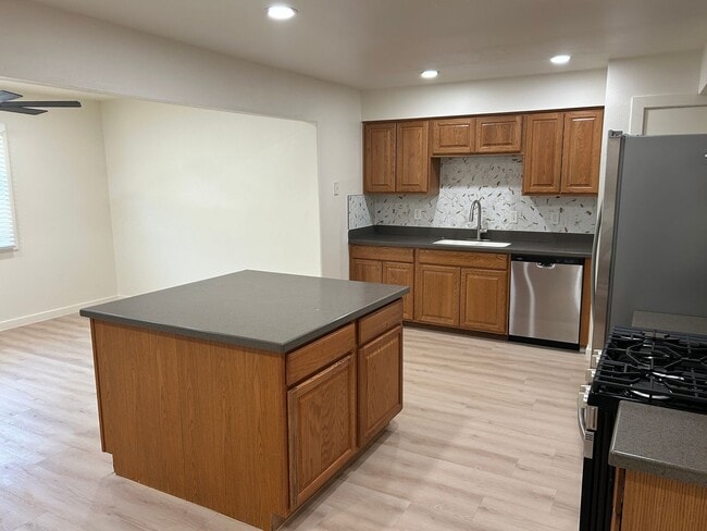 Building Photo - Move in Special!!  $500 off your first month for a lease signed by August 15, 2026 !!!Single leve...