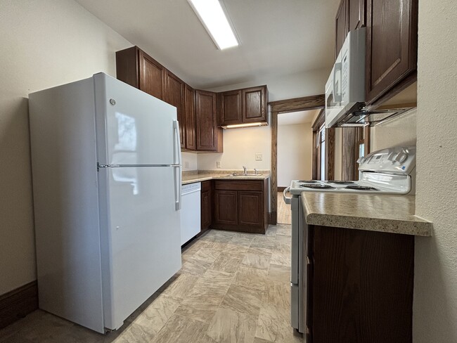 All new appliances. - 1001 S Barstow St