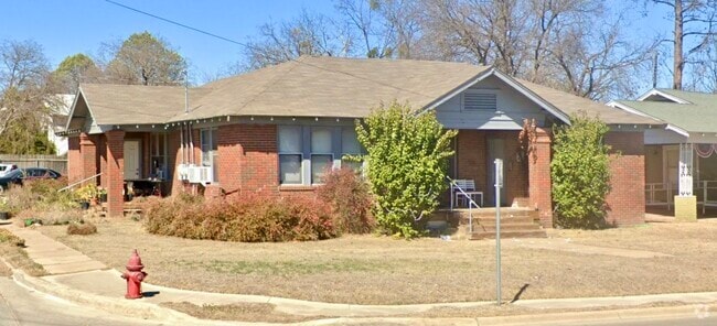 Building Photo - 1913 Coggin Ave