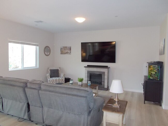Foto del edificio - Beautiful 4 Bedroom Home
