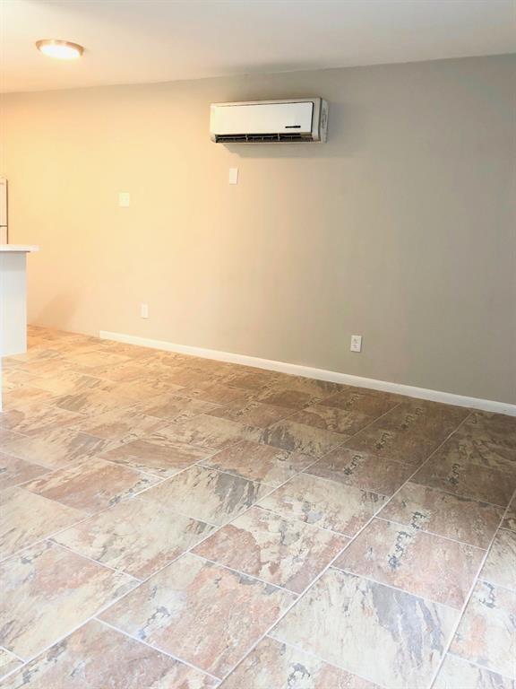 Building Photo - 1016 E 7th St