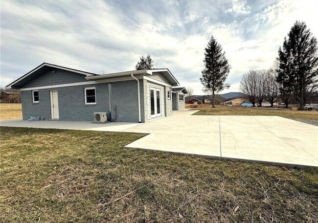 Building Photo - 1129 Mt Jefferson Rd
